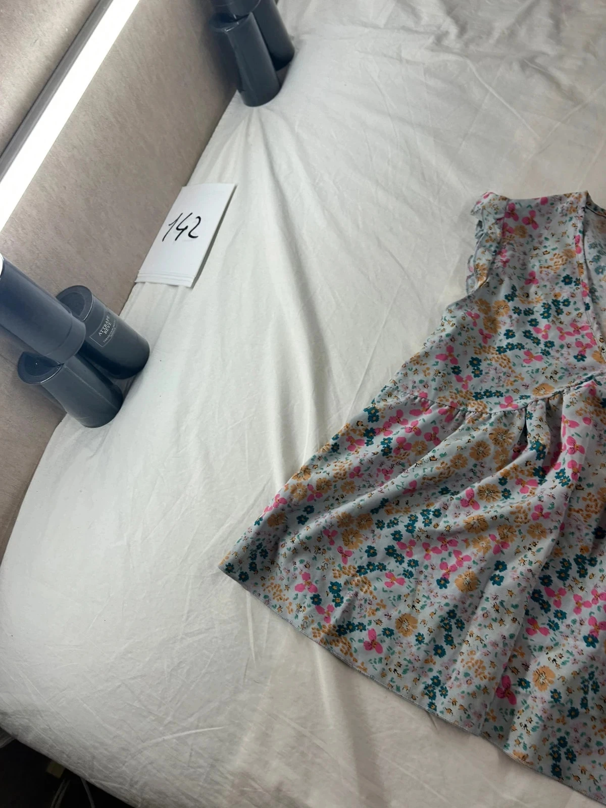 Korte grijze zomerjurk met multicolore vintage patroon – photo 4
